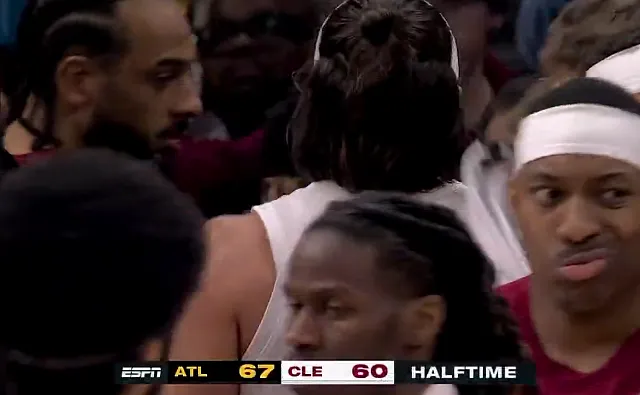 皇冠体育-半场：骑士以60-67落后老鹰，莫布利16+10米切尔14分